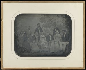 タペストリーの前にあるアイナード・ルリンの輪の12人のメンバーのグループの肖像画 作： Jean Gabriel Eynard
